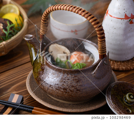 秋の味覚 高級食材 松茸の土瓶蒸し 秋の味覚 高級食材 松茸の土瓶蒸し 108298469