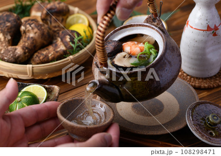 秋の味覚 高級食材 松茸の土瓶蒸し 108298471