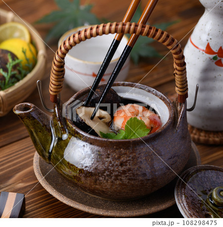 秋の味覚 高級食材 松茸の土瓶蒸し 秋の味覚 高級食材 松茸の土瓶蒸し 108298475