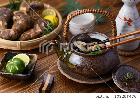 秋の味覚 高級食材 松茸の土瓶蒸し 108298476