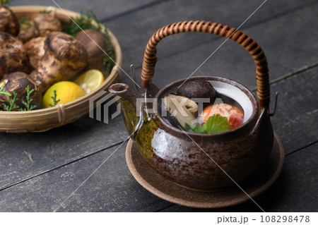 秋の味覚 高級食材 松茸の土瓶蒸し 108298478