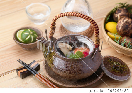 秋の味覚 高級食材 松茸の土瓶蒸し 108298483