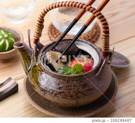 秋の味覚 高級食材 松茸の土瓶蒸し 108298487