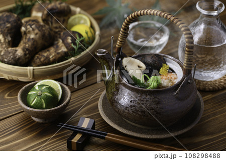 秋の味覚 高級食材 松茸の土瓶蒸し 秋の味覚 高級食材 松茸の土瓶蒸し 108298488