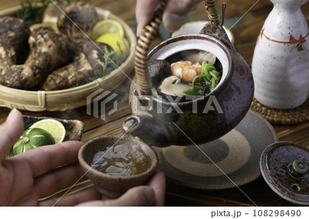 秋の味覚 高級食材 松茸の土瓶蒸し 秋の味覚 高級食材 松茸の土瓶蒸し 108298490