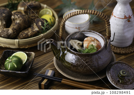秋の味覚 高級食材 松茸の土瓶蒸し 秋の味覚 高級食材 松茸の土瓶蒸し 108298491