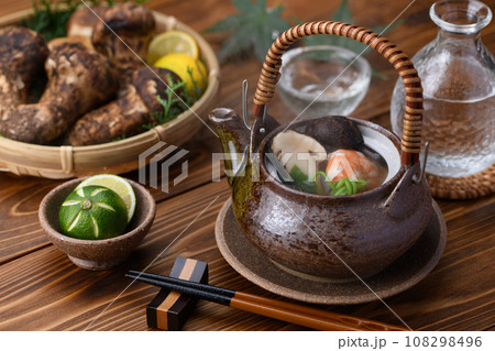 秋の味覚 高級食材 松茸の土瓶蒸し 秋の味覚 高級食材 松茸の土瓶蒸し 108298496