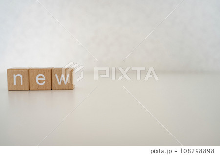 積み木の木で作ったNEW文字 108298898