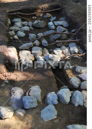 毛呂山町の国史跡指定鎌倉街道上道の付近で発掘された遺構の礎石写真 108298905