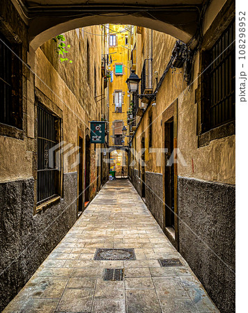 バルセロナ 旧市街の路地 バルセロナ 旧市街の路地 108298952