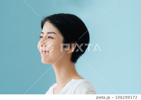 風に吹かれる女性の横顔 108299172