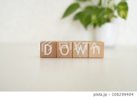 積み木で作ったアルファベット文字DOWN 積み木で作ったアルファベット文字DOWN 108299404