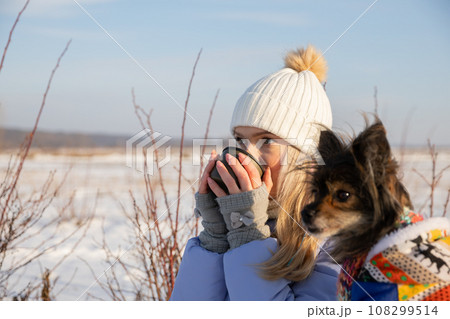 Close-up of the head of the dog and its owner, who went for a walk. 108299514