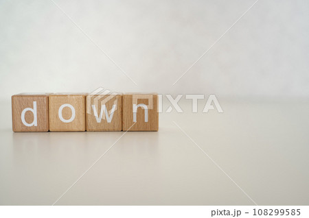 積み木で作ったアルファベット文字DOWN 108299585