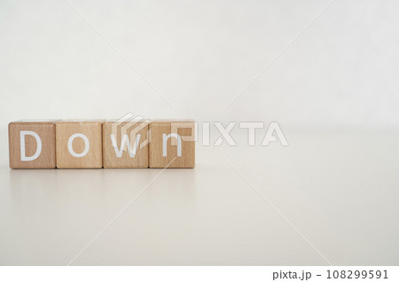 積み木で作ったアルファベット文字DOWN 108299591