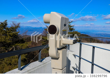 埼玉県横瀬町丸山山頂にある丸山展望台にある備え付けの双眼鏡 埼玉県横瀬町丸山山頂にある丸山展望台にある備え付けの双眼鏡 108299796