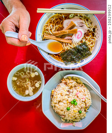典型的なラーメンとチャーハン 典型的なラーメンとチャーハン 108299912