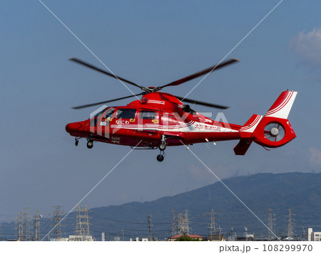 空港への着陸態勢に入る大阪市消防局の消防ヘリ『なにわ』 108299970