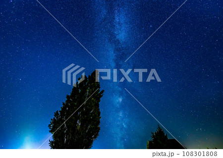 北海道美瑛町の星空 ~ケンとメリーの木~ 北海道美瑛町の星空 ~ケンとメリーの木~ 108301808