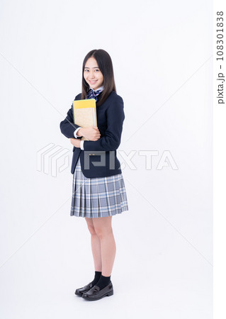 白バックに本を持って立つ高校生の女の子 108301838