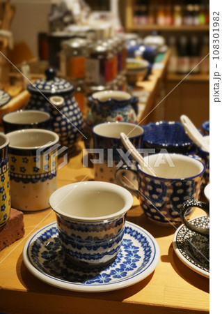テーブルに並ぶ食器~アンティーク食器,コーヒーカップ,ティーセット テーブルに並ぶ食器~アンティーク食器,コーヒーカップ,ティーセット 108301982