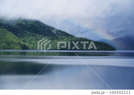 夏の奥日光　雨上がりの中禅寺湖にかかる虹 108302211