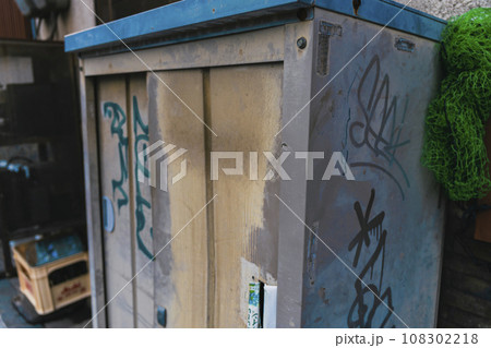 落書きされた屋外物置 108302218
