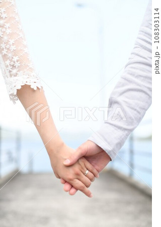 橋で手繋ぎウエディングフォト 橋で手繋ぎウエディングフォト 108303114