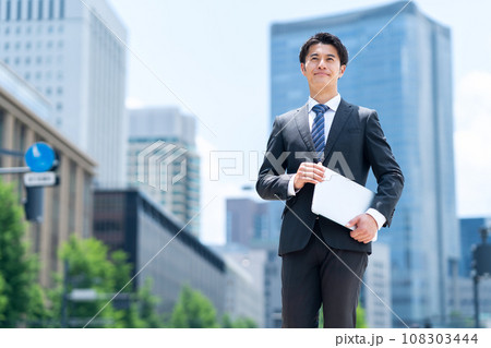 オフィス街で働く管理職のミドルのビジネスマン 108303444