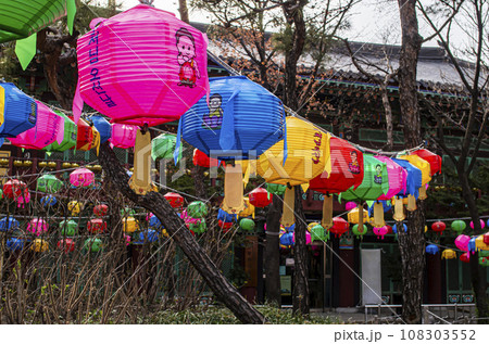 カラフルな寺の提灯 カラフルな寺の提灯 108303552