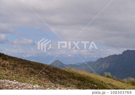 秋の戸隠スキー場展望台からの眺め 108303769