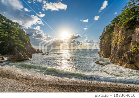 眼鏡岩海岸 松島と男鹿の美観をあわせもつ絶景 夕景 ロマンチック 眼鏡岩海岸 松島と男鹿の美観をあわせもつ絶景 夕景 ロマンチック 108304010