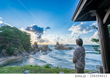 眼鏡岩海岸 松島と男鹿の美観をあわせもつ絶景 夕景 観光客 眼鏡岩海岸 松島と男鹿の美観をあわせもつ絶景 夕景 観光客 108304011
