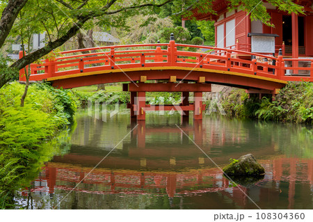 岩手県／達谷窟毘沙門堂の蝦蟆ヶ池に映る橋【達谷西光寺】 108304360