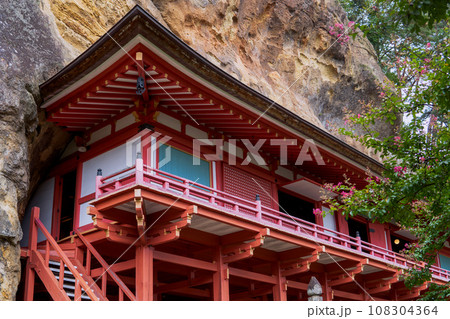 岩手県／岩壁に建つ達谷窟毘沙門堂を見上げた写真【達谷西光寺】 108304364