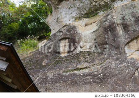 岩手県／達谷窟毘沙門堂の横の岩面大佛【達谷西光寺】 108304366