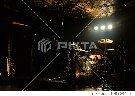 ライブハウス　ドラムス 108304419