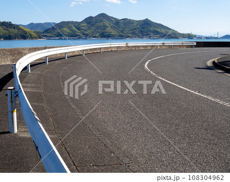 佐木島の海辺の道路(広島県道361号佐木島線)。 佐木島の海辺の道路(広島県道361号佐木島線)。 108304962