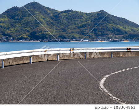 佐木島の海辺の道路(広島県道361号佐木島線)。 佐木島の海辺の道路(広島県道361号佐木島線)。 108304963