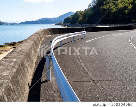佐木島の海辺の道路(広島県道361号佐木島線)。 108304966
