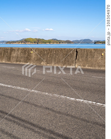 佐木島の海辺の道路(広島県道361号佐木島線)。(縦構図) 108304970