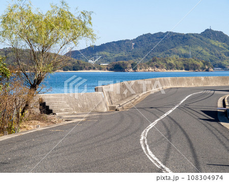 佐木島の海辺の道路(広島県道361号佐木島線)。 佐木島の海辺の道路(広島県道361号佐木島線)。 108304974