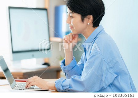 パソコンに向かって作業する女性 パソコンに向かって作業する女性 108305163