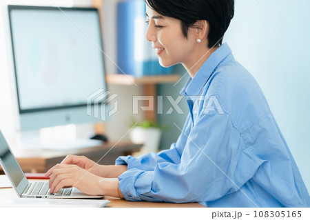 パソコンに向かって作業する女性 108305165