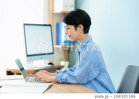 パソコンに向かって作業する女性 108305166
