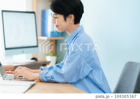 パソコンに向かって作業する女性 108305167