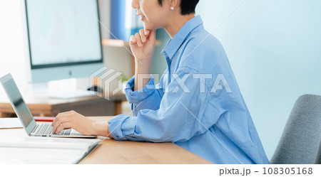 パソコンに向かって作業する女性 108305168