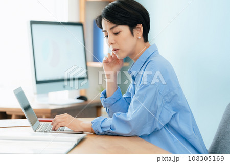 パソコンに向かって作業する女性 108305169