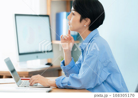 パソコンに向かって作業する女性 108305170