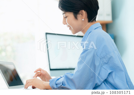 パソコンに向かって作業する女性 パソコンに向かって作業する女性 108305171